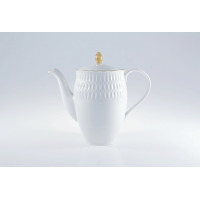 Biały porcelanowy imbryk Ćmielów Sofia o pojemności 1,6 l ze złotym uchwytem pokrywki. Elegancki czajnik z tłoczonym wzorem w górnej części, widok z profilu.