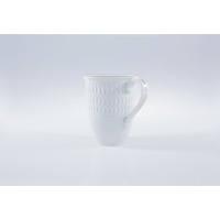 Biały porcelanowy kubek Ćmielów 0,30 l z kolekcji Sofia. Naczynie o eleganckim, tłoczonym wzorze na górnej części ścianek, wykończone delikatną złotą linią na