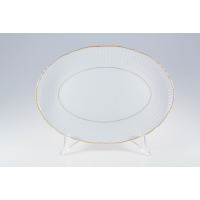 Biały półmisek Ćmielów Sofia 34 cm o owalnym kształcie, zdobiony delikatnym tłoczonym wzorem na obrzeżach oraz elegancką złotą linią na krawędzi i wewnątrz.