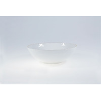 Biała salaterka Ćmielów Sofia o średnicy 26 cm z delikatnym złotym zdobieniem na falistym rancie. Eleganckie naczynie porcelanowe o klasycznym kształcie.