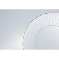 Zbliżenie na krawędź salaterki 26 cm Sofia od Ćmielów. Biała porcelana z subtelnym, tłoczonym wzorem i eleganckim platynowym wykończeniem brzegu.