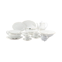Elegancki serwis obiadowy Ćmielów Bolero dla 12 osób. Biała porcelana ze złotym zdobieniem, obejmująca wazę, półmiski, sosjerkę, filiżanki oraz dzbanek.