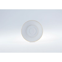 Biały porcelanowy spodek Ćmielów Sofia o średnicy 15,7 cm z delikatnym tłoczonym wzorem na obrzeżach, wykończony elegancką złotą linią na krawędzi i wewnątrz.