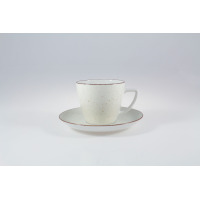 Beżowa filiżanka 350 ml ze spodkiem Lubiana Beata, Dorota. Ceramiczne naczynie z subtelnymi nakrapianymi zdobieniami i brązowym rantem, widok z profilu na