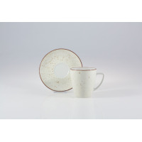 Filiżanka 200 ml ze spodkiem 6630U Beata, Sonia marki Lubiana. Beżowa porcelana z subtelnymi brązowymi nakropieniami i dekoracyjnym obrzeżem na jasnym tle.