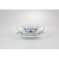 Bulionówka 320 ml ze spodkiem Lubiana z serii Maria Kaszubska. Biała porcelana z charakterystycznym niebieskim wzorem kwiatowym, widok z profilu na obie uszka.