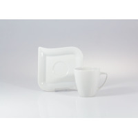 Biała porcelanowa filiżanka 200 ml marki Lubiana z serii Opera/Beata oraz kwadratowy spodek o zaokrąglonych brzegach, ustawione na jasnym tle.