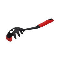 Łyżka do makaronu Zwieger Obsidian o długości 33 cm. Akcesorium kuchenne z czarną, ząbkowaną końcówką i ergonomiczną, czerwoną rączką, ukazane w ujęciu z boku.