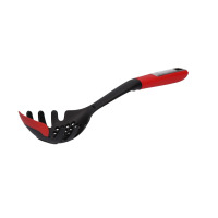 Łyżka do makaronu Zwieger Obsidian o długości 33 cm. Czarny przyrząd kuchenny z czerwonymi akcentami na końcówce oraz ergonomiczną rączką z logo marki.