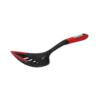 Podbierak 34 cm OBSIDIAN marki Zwieger z czarnego tworzywa z czerwoną krawędzią i uchwytem. Akcesorium kuchenne z otworami do odcedzania, widok z boku.