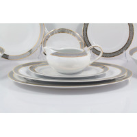 Elegancki garnitur do kawy G627 YVONNE marki Chodzież. Biała porcelana z subtelnym, szarym ornamentem i złotym wykończeniem. Widoczny sosjerka na stosie