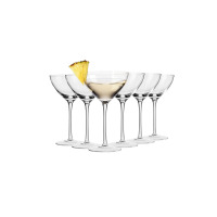 Zestaw sześciu eleganckich kieliszków do martini Harmony marki Krosno Glass o pojemności 340 ml. Jeden z nich wypełniony trunkiem z dekoracją z ananasa na