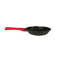 Patelnia Zwieger Obsidian o średnicy 24 cm z czarną powłoką nieprzywierającą i charakterystyczną, wyprofilowaną rączką w intensywnym czerwonym kolorze, widok z