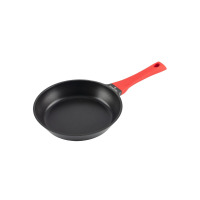 Patelnia Zwieger Obsidian o średnicy 24 cm z czarną powłoką nieprzywierającą i charakterystyczną czerwoną rączką z logo marki, ujęta pod kątem z góry.