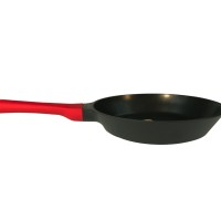 Patelnia Zwieger Obsidian o średnicy 28 cm z czarną powłoką nieprzywierającą i charakterystyczną, kontrastującą rączką w intensywnym czerwonym kolorze, widok z