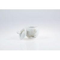 Biała porcelanowa cukiernica Lubiana 250 ml z serii Magnolia (Venus) z delikatnym motywem kwiatowym, widoczna z otwartą pokrywką na jasnym tle.