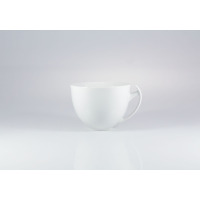 Biała filiżanka Lubiana Akcent o pojemności 0,45 l. Klasyczna porcelana o gładkiej powierzchni i minimalistycznym designie, ujęta z profilu na jasnym tle.