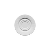 Biały porcelanowy spodek Lubiana River o średnicy 15,5 cm. Okrągłe naczynie z charakterystycznym tłoczonym wzorem fal na obrzeżach i wgłębieniem na filiżankę.