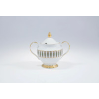 Cukiernica z serwisu G413 Astra India marki Ćmielów. Biała porcelana z eleganckim, geometrycznym wzorem w odcieniach zieleni i złota oraz złoconym uchwytem