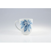 Biały porcelanowy kubek Lubiana 350 ml z serii 7260 Daisy. Naczynie o żłobkowanej fakturze zdobi wyraźny, niebieski motyw roślinny przypominający liście palmy.