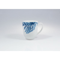 Biały porcelanowy kubek 350 ml 7260 Daisy marki Lubiana z pionowym żłobkowaniem. Naczynie zdobi elegancki, niebieski motyw roślinny w formie liścia paproci.