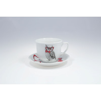 Biały kubek 300 ml ze spodkiem Lubiana 6551 Wiedeń. Porcelanowe naczynie zdobi grafika sowy w czerwonych okularach i muszce, motyw powtórzony na spodku.