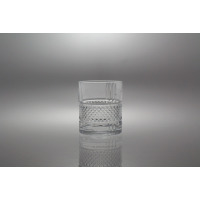 Szklanka kryształowa Bohemia Prestige Elegante 340 ml o przejrzystym szkle z ozdobnym, diamentowym szlifem w dolnej części, ustawiona centralnie na szarym tle.