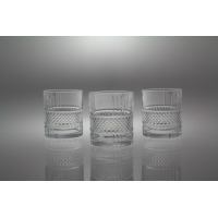 Trzy przezroczyste szklanki kryształowe Bohemia Prestige Elegante 340 ml ustawione w rzędzie na lustrzanej powierzchni, prezentujące elegancki diamentowy szlif.