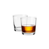 Dwie szklanki do whisky Krosno Glass o pojemności 390 ml z serii DUET. Jedna pusta, druga wypełniona bursztynowym trunkiem, ustawione na białym tle.