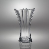 Wazon kryształowy Bohemia Colosseum Small o wysokości 30,5 cm. Przezroczyste szkło o eleganckim, żłobionym kształcie, wyeksponowane na jasnym tle z odbiciem.
