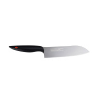 Nóż Santoku Kasumi Titanium o długości 18 cm z grafitową powłoką tytanową i czarną rękojeścią. Widok z profilu na ostrze ze stali molibdenowo-wanadowej.