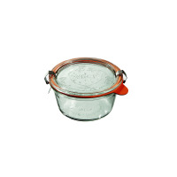 Słoik Weck Mold 290 ml z przezroczystego szkła, zamknięty szklaną pokrywką z pomarańczową uszczelką i dwiema metalowymi zapinkami. Na szkle widoczne logo Weck.
