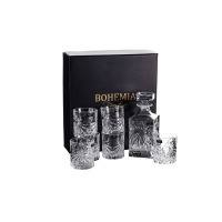 Komplet kryształowy do whisky Bohemia Fiore 1+6 z karafką i sześcioma szklankami o geometrycznym szlifie, ustawiony przed czarnym pudełkiem z logo Bohemia