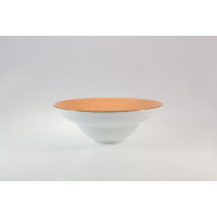Talerz głęboki do pasty 26 cm Kaszub marki Lubiana w kolorze pomarańczowym. Ceramiczne naczynie o szerokim rancie i nakrapianej teksturze, widok z profilu.