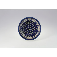 Miska Bolesławiec 166A o średnicy 15,5 cm. Ceramiczna salaterka z charakterystycznym granatowym wzorem w kropki i kwiaty, widok z góry na wnętrze naczynia.