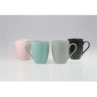 Zestaw czterech kubków Lubiana Marrakesz w kolorach różowym, miętowym, szarym i czarnym. Ceramiczne naczynia z tłoczonym wzorem marokańskim ustawione w rzędzie.