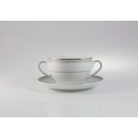 Biała bulionówka 0,35 l ze spodkiem Ćmielów E685 YVONNE. Porcelanowe naczynie z dwoma uszkami, zdobione delikatnym prążkowanym wzorem i elegancką srebrną linią.