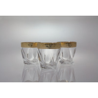 Trzy szklanki kryształowe do whisky Bohemia Quadro Rich Gold o pojemności 340 ml z charakterystycznym skręconym dnem i eleganckim złotym zdobieniem w grecki