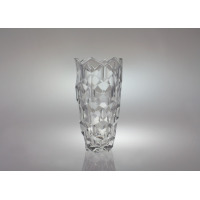 Wazon kryształowy Lunar marki Bohemia o wysokości 28 cm. Przezroczyste naczynie o geometrycznej, fasetowanej strukturze przypominającej diament, ustawione na