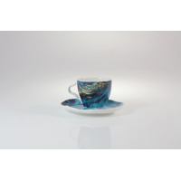 Filiżanka ze spodkiem Lubiana 7203 Stone Age Baltic o pojemności 100 ml. Naczynia z porcelany zdobi abstrakcyjny wzór w odcieniach błękitu z akcentami złota.