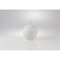 Biała porcelanowa cukiernica Daisy marki Lubiana o pojemności 250 ml. Naczynie o pękatym kształcie z pionowymi żłobieniami i dopasowaną pokrywką z uchwytem.