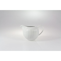 Biały dzbanek do mleczka Daisy marki Lubiana o pojemności 300 ml. Porcelanowe naczynie o pękatym kształcie z pionowymi żłobieniami i wygodnym uchwytem.