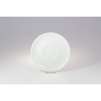 Biały porcelanowy spodek 16 cm z kolekcji Daisy marki Lubiana. Naczynie o klasycznym, okrągłym kształcie z charakterystycznym, delikatnie żłobkowanym wzorem na