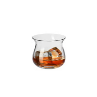 Szklanka do degustacji mocnych alkoholi Mixology 230 ml marki Krosno Glass. Przezroczyste naczynie o pękatym kształcie wypełnione bursztynowym trunkiem z