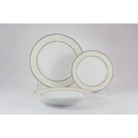 Zestaw kawowy Ćmielów B601 ASTRA dla 12 osób. Trzy elementy porcelanowe z delikatnym roślinnym motywem i geometrycznym obrzeżem na jasnym tle, widok z przodu.