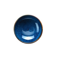 Okrągła salaterka Verlo DEEP BLUE o średnicy 18 cm. Naczynie o głębokim, niebieskim kolorze z nakrapianą teksturą i ciemniejszym, rustykalnym wykończeniem