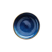 Okrągła salaterka Verlo DEEP BLUE o średnicy 24,5 cm. Ceramiczna miska w głębokim, niebieskim odcieniu z subtelnymi cętkami i kontrastującym, ciemnym rantem.