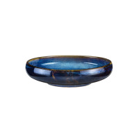 Miska Verlo DEEP BLUE o średnicy 24,5 cm. Ceramiczne naczynie w głębokim, granatowym odcieniu z subtelnymi, brązowymi przetarciami na krawędziach i błyszczącym