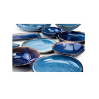 Zestaw ceramicznej zastawy stołowej Verlo Deep Blue w odcieniach granatu i błękitu, w tym podłużny półmisek 30,5 x 14 cm, talerze oraz miseczki o rustykalnej