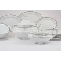 Serwis obiadowy Ćmielów E361 Bolero Vera dla 6 osób. Biała porcelana z delikatnym srebrnym zdobieniem, waza z pokrywką i sosjerka na pierwszym planie, talerze